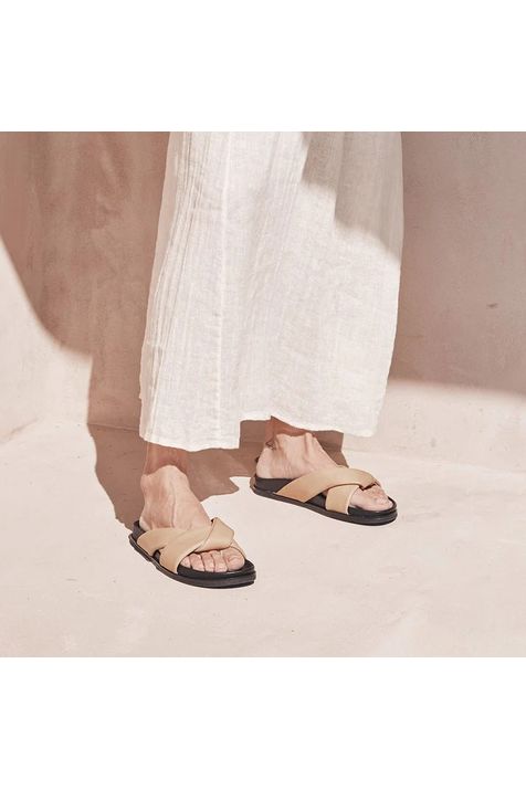 EOS Flat Sandal - Style Cross, lifestyle